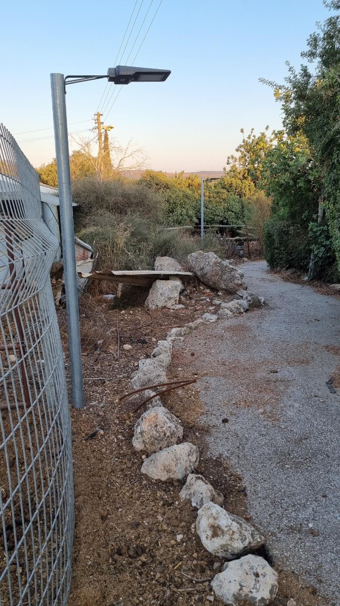 התקנת תאורה במשעול אלמוג