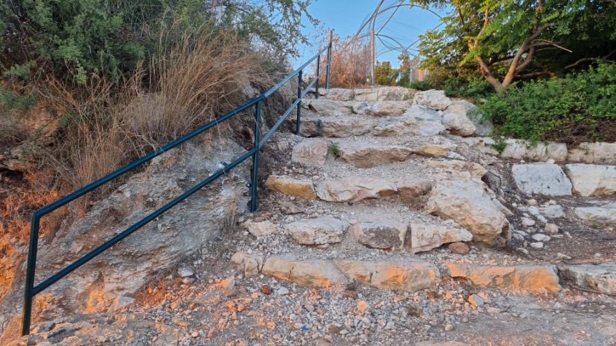 מאחז יד בכניסה לשביל הנוף משלב ג'