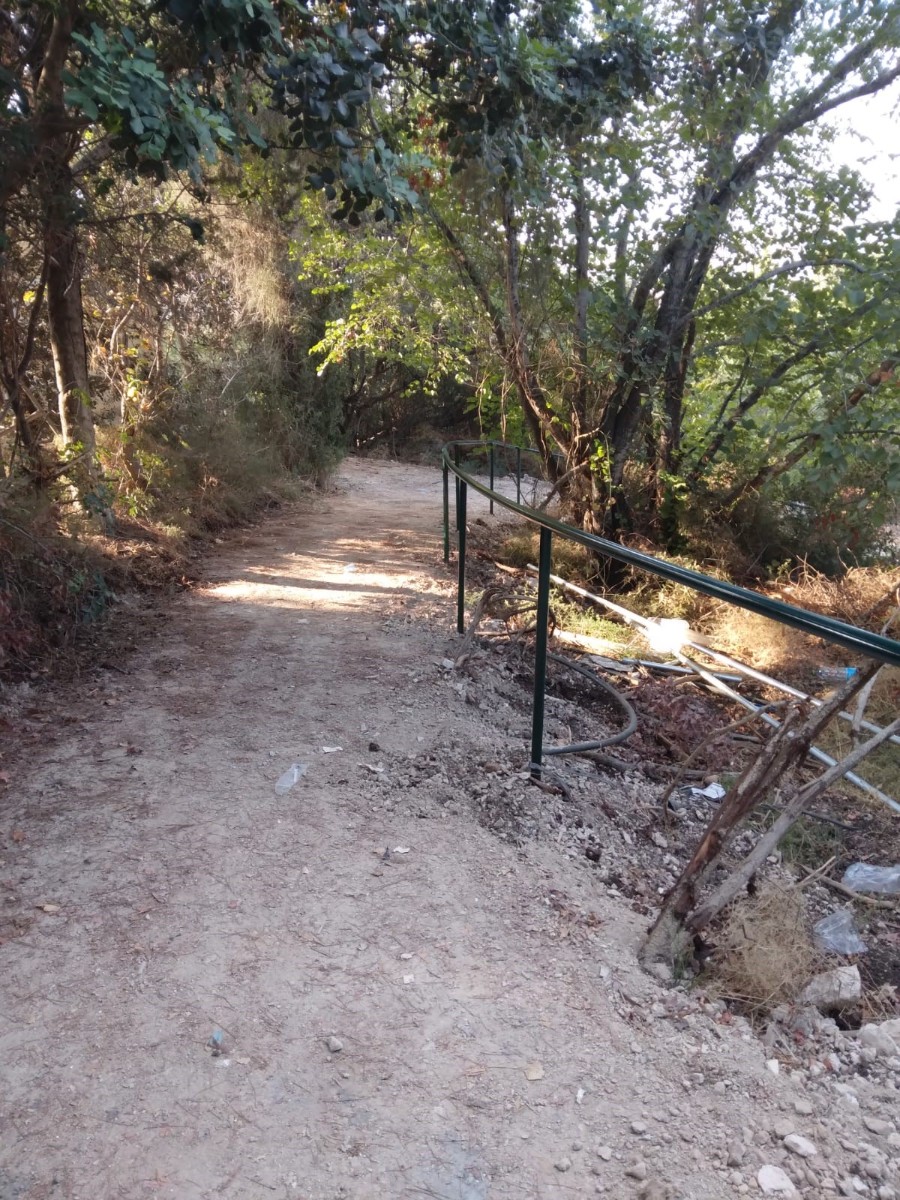 שביל ומאחז יד המוביל לפאב המקום